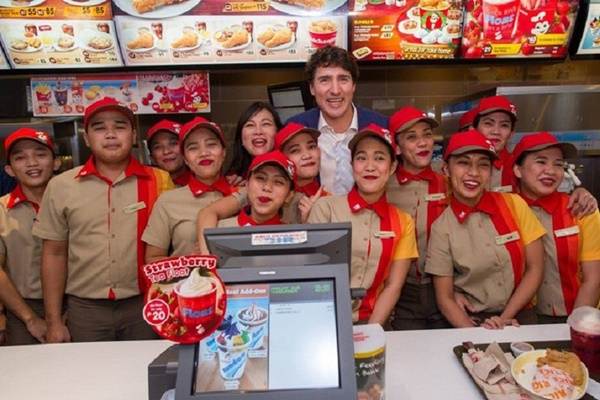 Không gian làm việc ở KFC giàu năng lượng, thách thức và yêu cầu tập trung.
