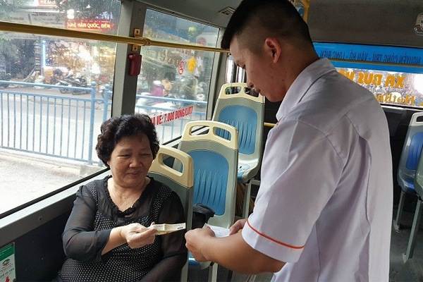 Với hàng trăm hành khách mỗi ngày, kỹ năng giao tiếp tinh tế là chìa khóa của lơ xe.