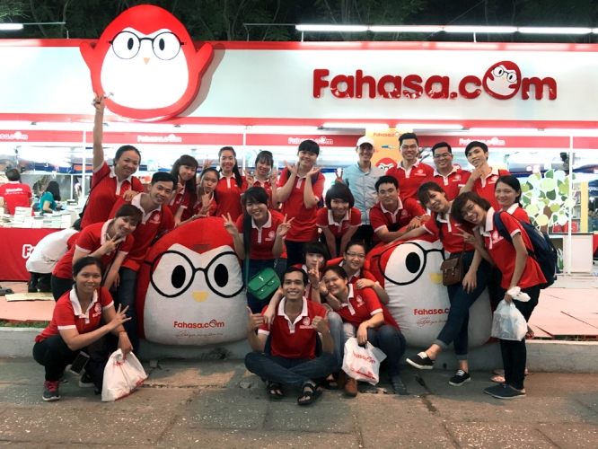 Sự ngăn nắp của nhà sách và nguồn sách phong phú có được nhờ nỗ lực âm thầm của nhân viên kho.
